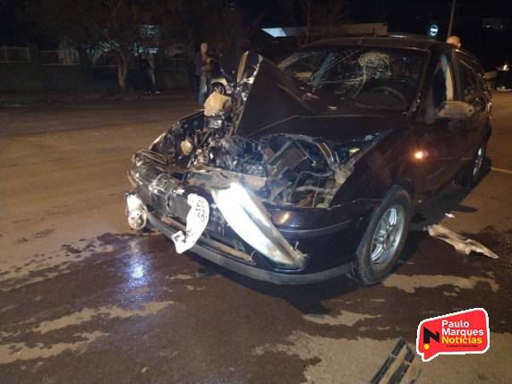 Motorista ficou ferido e foi socorrido pelo Corpo de Bombeiros