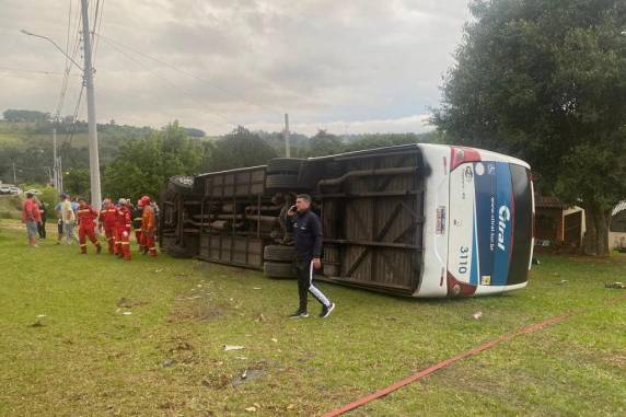 Colisão entre carro e ônibus deixa feridos na RS-020, em Taquara - foto 3
