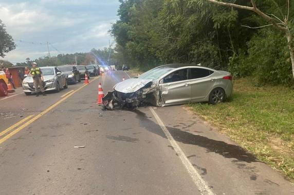 Colisão entre carro e ônibus deixa feridos na RS-020, em Taquara - foto 2