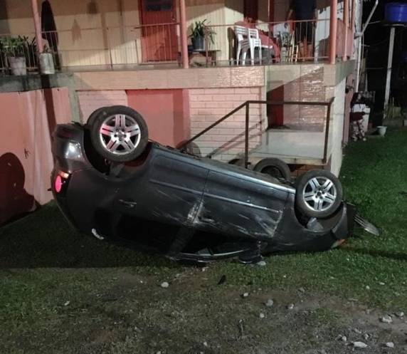 Homem que dirigia o carro e menor que estava na carona foram socorridos pelo Corpo de Bombeiros