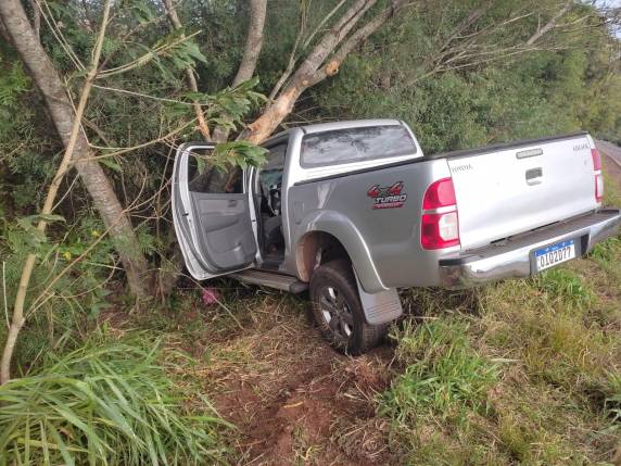 Saida de pista e forte colisão contra árvore deixa condutor de Hilux ferido na RS-305 em Horizontina - foto 2