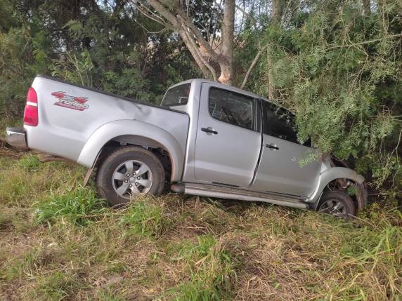Saida de pista e forte colisão contra árvore deixa condutor de Hilux ferido na RS-305 em Horizontina - foto 3