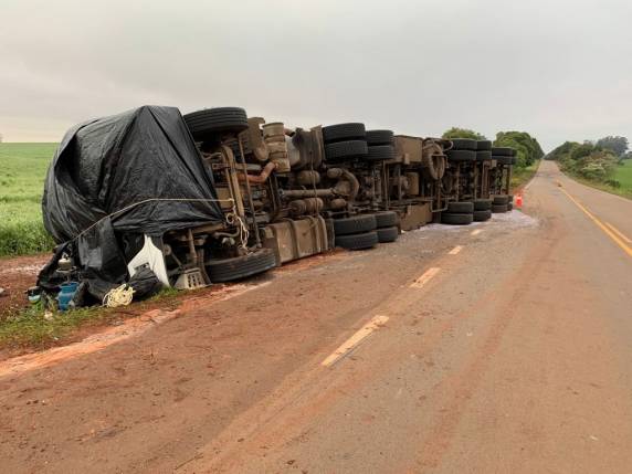Colisão envolve carreta e van na ERS-324 entre Ronda Alta e Pontão - foto 4
