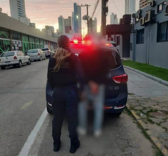 Crime aconteceu em uma rua da região central da cidade. Vítimas sofreram ferimentos graves, segundo a Polícia Civil, e foram levadas ao hospital.