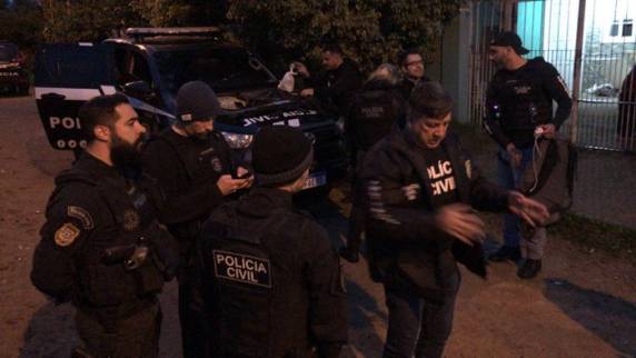Ofensiva realizada nesta quarta-feira reúne cerca de cem policiais