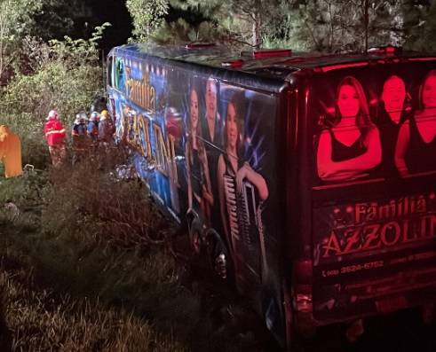 Conforme a cantora Thaina Azzolini, um carro invadiu a pista contrária na PR-280