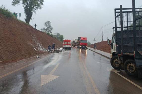 Colisão ocorreu na altura do km 69 da rodovia, no final da manhã desta quarta-feira