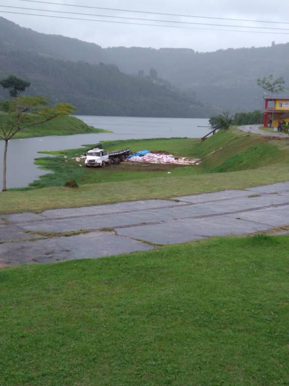 Condutor sofre ferimentos leves após caminhão sair da pista próximo ao Goio-Ên - foto 3