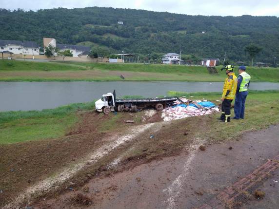 Condutor sofre ferimentos leves após caminhão sair da pista próximo ao Goio-Ên - foto 2