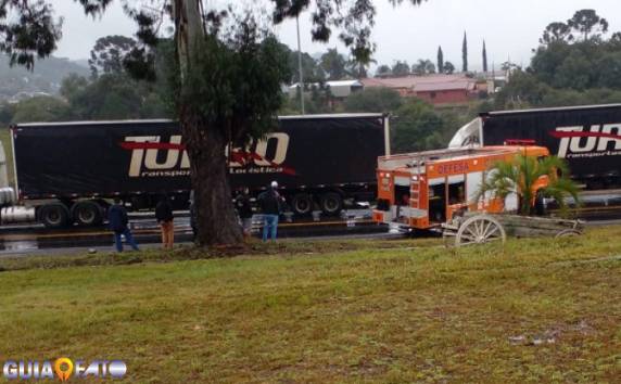Colisão ocorreu no Estado do Paraná e deixou um motorista preso as ferragens