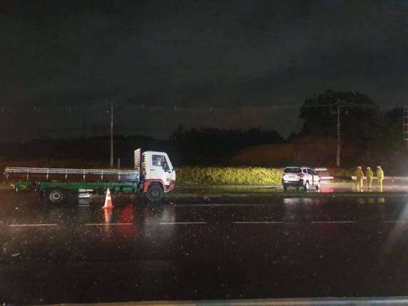 Segundo PRF e a concessionária CCR Viasul, acidente envolveu um carro e um caminhão de pequeno porte; pista foi bloqueada nos dois sentidos e há registro de congestionamento
