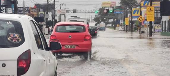 Chuva forte causa deslizamentos, alagamentos e queda de teto em SC - foto 4