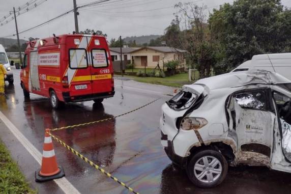 Veículo se deslocava para a serra gaúcha, para onde levaria roupas e materiais para um morador do município que está internado, quando teria aquaplanado
