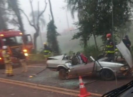 Iodos ficou preso as ferragens do veículo e precisou ser resgatado pelo Corpo de Bombeiros