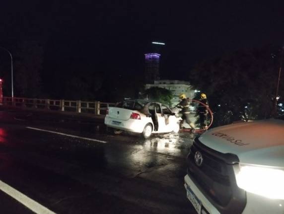 Carro pega fogo após acidente na BR-386 em Lajeado - foto 3