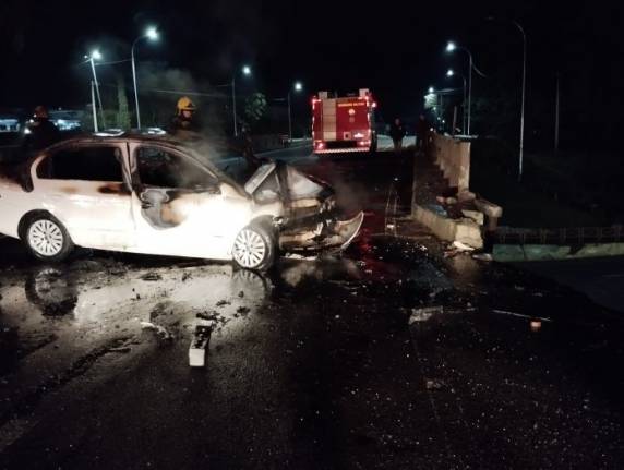 Condutor de um Voyage bateu na cabeceira da ponte sobre a Avenida Senador Alberto Pasqualini