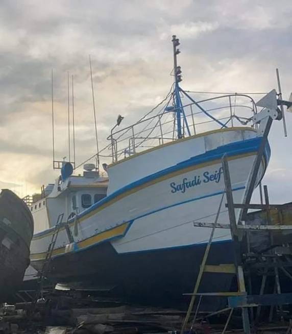 Grupo flutuava em uma pequena balsa. Três pessoas ainda estão desaparecidas.