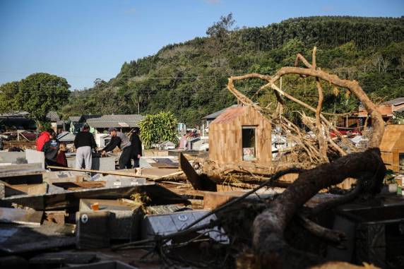 Moradores de Caraá relatam como enxurrada tomou conta da cidade, destruindo prédios, estradas e até o cemitério - foto 2