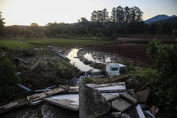 Moradores de Caraá relatam como enxurrada tomou conta da cidade, destruindo prédios, estradas e até o cemitério - foto 8