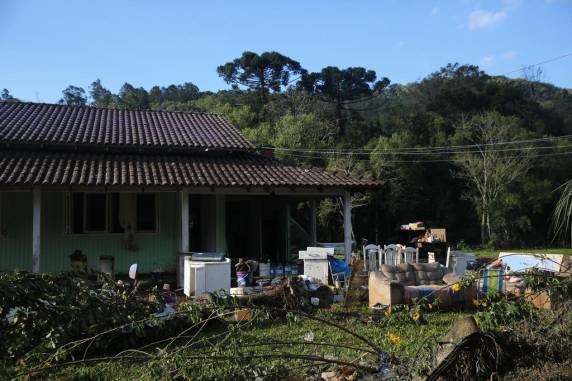 Moradores de Caraá relatam como enxurrada tomou conta da cidade, destruindo prédios, estradas e até o cemitério - foto 10