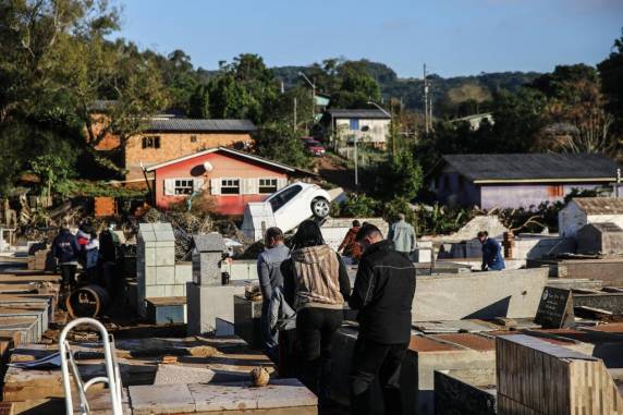 Moradores de Caraá relatam como enxurrada tomou conta da cidade, destruindo prédios, estradas e até o cemitério - foto 4
