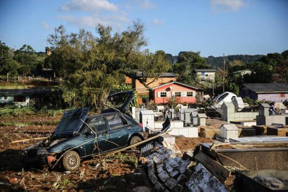 Moradores de Caraá relatam como enxurrada tomou conta da cidade, destruindo prédios, estradas e até o cemitério - foto 5