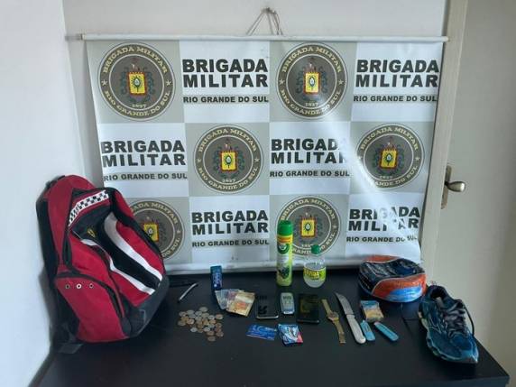 Indivíduos estariam agredindo um homem na rua e teriam tomado posse de seus pertences
