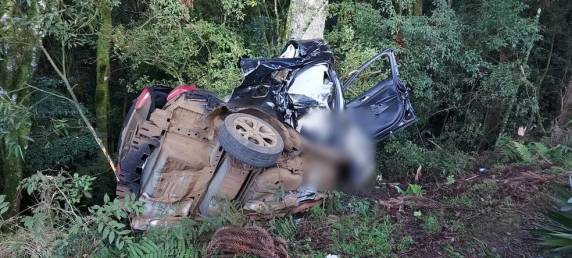 Vítimas são o condutor do veículo, de 25 anos, e um homem e uma mulher de 24 anos, informou o Corpo de Bombeiros. Acidente aconteceu em Fraiburgo, no Oeste.