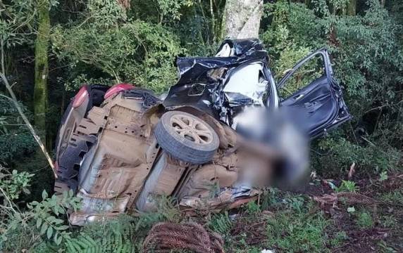 Vítimas são o condutor do veículo, de 25 anos, e um homem e uma mulher de 24 anos, informou o Corpo de Bombeiros. Acidente aconteceu em Fraiburgo, no Oeste.