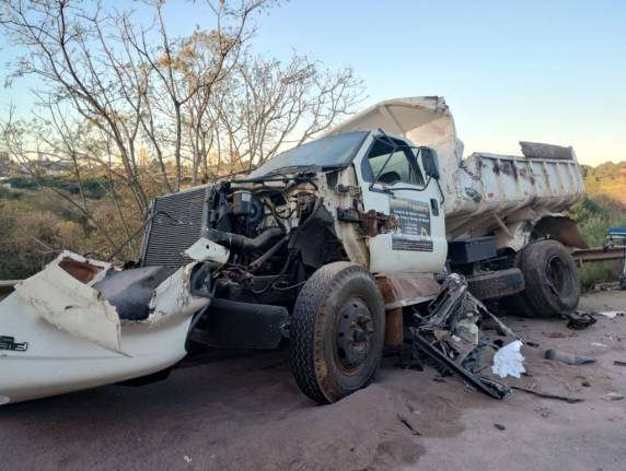 Motoristas ficam feridos após colisão entre carreta e caminhão na Perimetral - foto 2