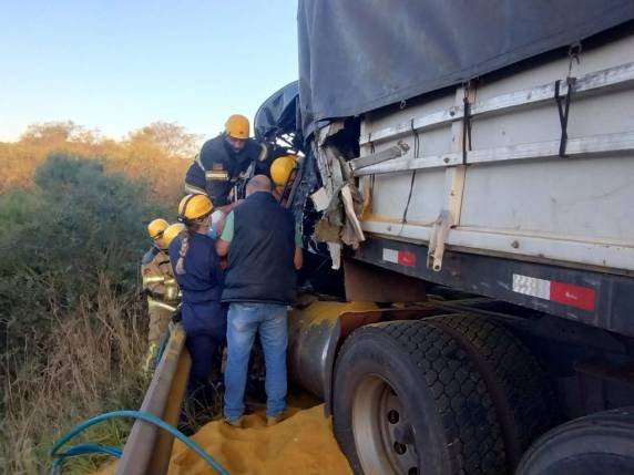 Motoristas ficam feridos após colisão entre carreta e caminhão na Perimetral - foto 3