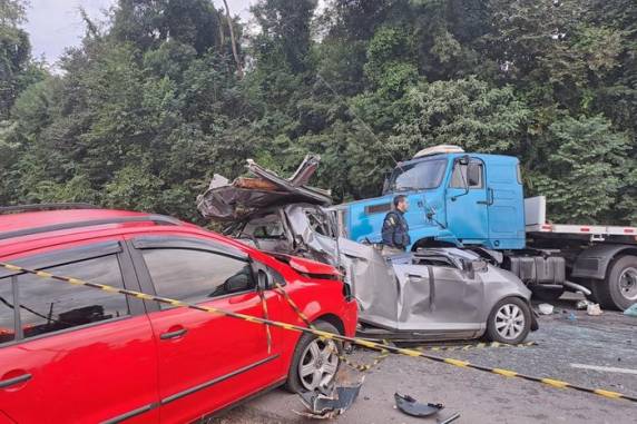 Colisão gera congestionamento de aproximadamente quatro quilômetros no sentido Interior-Capital; rodovia está totalmente bloqueada