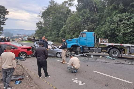 Acidente envolvendo três carros, moto e caminhão provoca a morte de duas pessoas na BR-116 - foto 4
