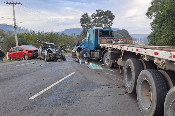 Acidente envolvendo três carros, moto e caminhão provoca a morte de duas pessoas na BR-116 - foto 2