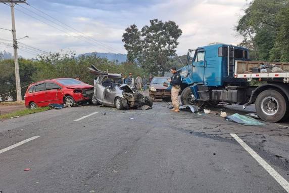 Acidente envolvendo três carros, moto e caminhão provoca a morte de duas pessoas na BR-116 - foto 3