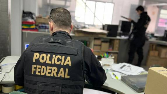 Policiais são suspeitos de auxiliar cambistas com escolta e segurança nos locais de câmbio; outros três foram detidos na ação
