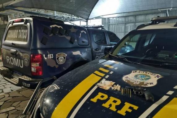 Ação foi flagrada pelos policiais rodoviários no perímetro urbano de Vacaria, na Serra; além do revólver calibre 32, foram apreendidas 28 pedras de crack