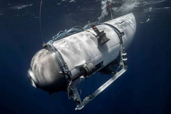 Durante a manhã, a Guarda Costeira dos EUA havia afirmado no Twitter que foram encontrados destroços nas áreas de buscas pelo submarino Titan, que desapareceu enquanto fazia uma expedição até os restos do Titanic, no leito do mar.