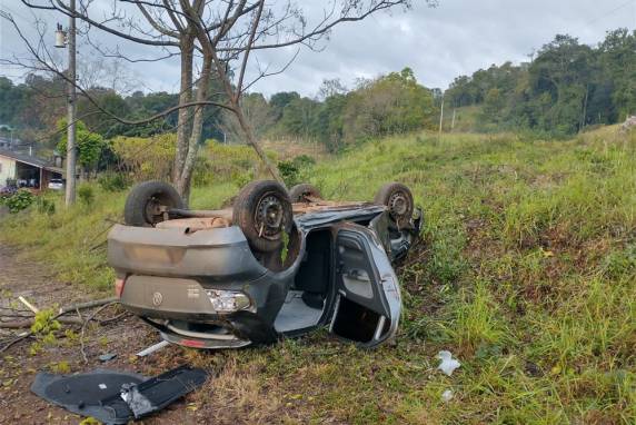 Apesar do impacto, a condutora foi prontamente socorrida por uma equipe de saúde e estava consciente durante o atendimento.