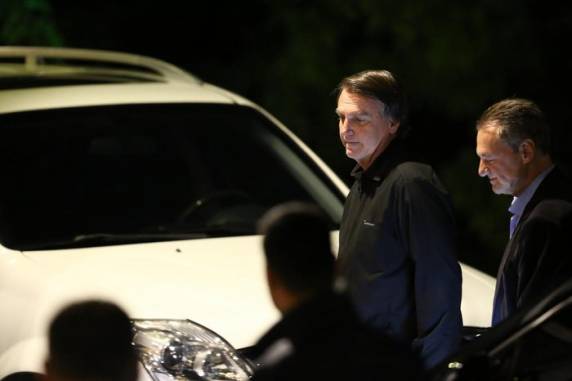 Ex-presidente chegou ao restaurante, na Avenida Carlos Gomes, por volta de 20h, acenou para apoiadores, mas não conversou com a imprensa