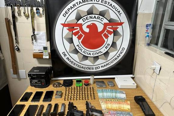 Duas pistolas calibre .380, de uso restrito, quatro carregadores, munições e 25 cartões bancários foram apreendidos