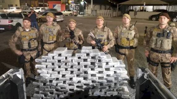 Segundo a Polícia Militar, droga apreendida foi encontrada em compartimento do veículo, em Jaraguá do Sul, com ajuda de cães farejadores.