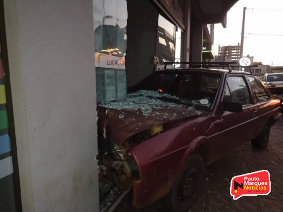 Motorista sofre mal súbito e bate veículo em escritório de imobiliária, no Centro de Três de Maio - foto 3
