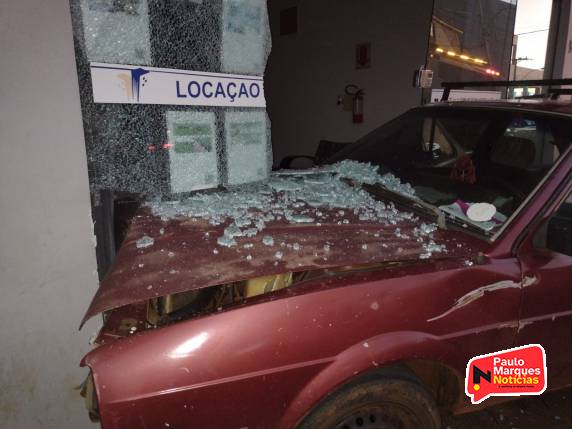 Motorista sofre mal súbito e bate veículo em escritório de imobiliária, no Centro de Três de Maio - foto 4