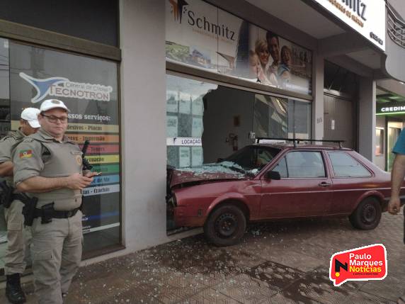 Motorista sofre mal súbito e bate veículo em escritório de imobiliária, no Centro de Três de Maio - foto 5
