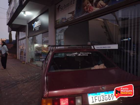 Motorista sofre mal súbito e bate veículo em escritório de imobiliária, no Centro de Três de Maio - foto 2