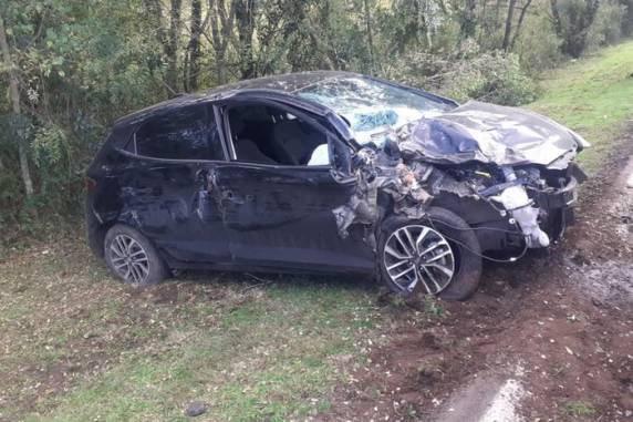 Motorista perdeu o controle do veículo e colidiu com uma árvore