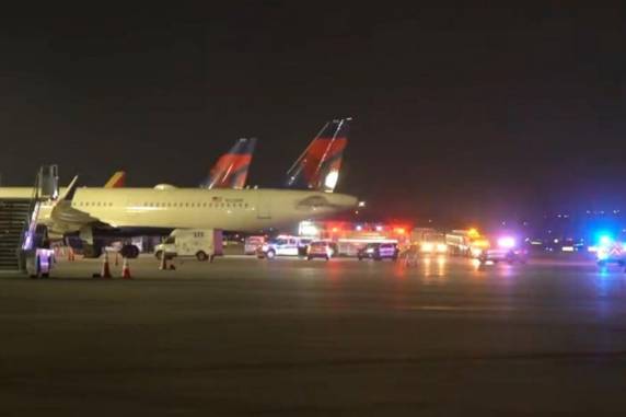 Incidente ocorreu na noite de sexta-feira (23) enquanto aeronave era taxiada na pista