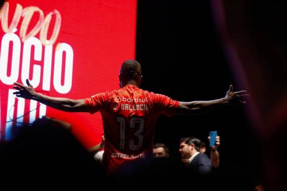 Com muita festa, Valencia é apresentado à torcida do Inter: ''Quero retribuir esse carinho'' - foto 3