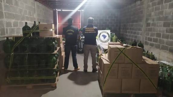Operação também recolheu corante, conservante e rótulos falsificados. Vinho apreendido foi enviado para análise em laboratório.